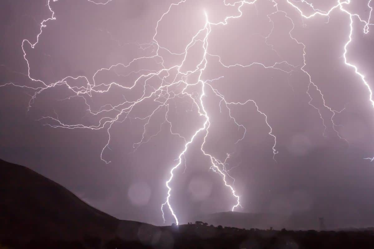 Temporale in arrivo: i 3 segreti per proteggerti in casa (e perché non dovresti fare la doccia) temporale