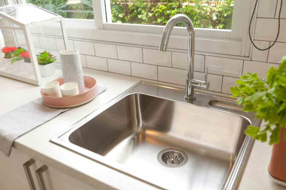 10 Cose che un idraulico non butterebbe mai nel lavandino (e tu dovresti smettere di farlo) cucina lavandino