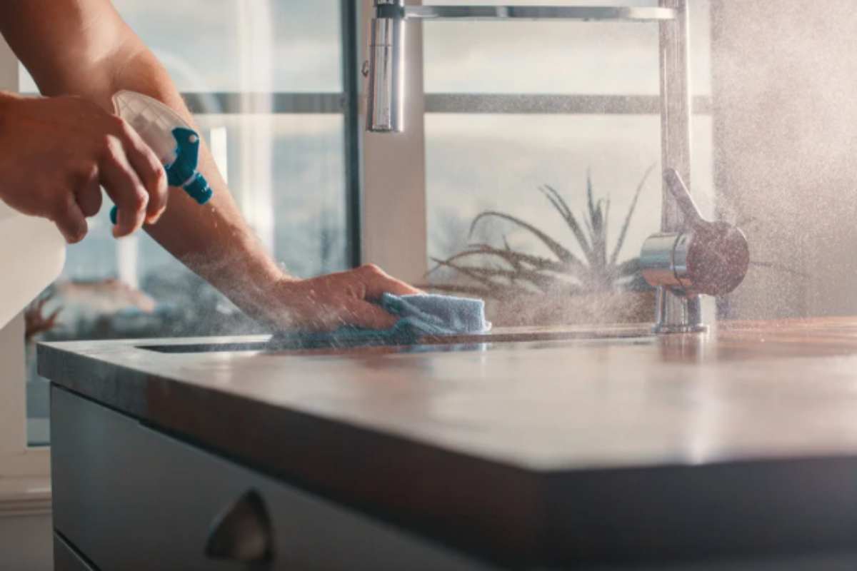 Ne aggiungo 3 cucchiai all'acqua e lavo le ante della cucina. Brillano per una settimana senza striature o polvere cucina pulire piano lavoro
