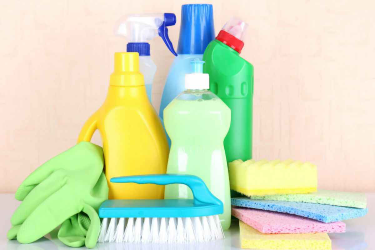 Il trucco del barattolo di vetro che ti salva le pulizie di casa: non lo butterai più detersivi casa
