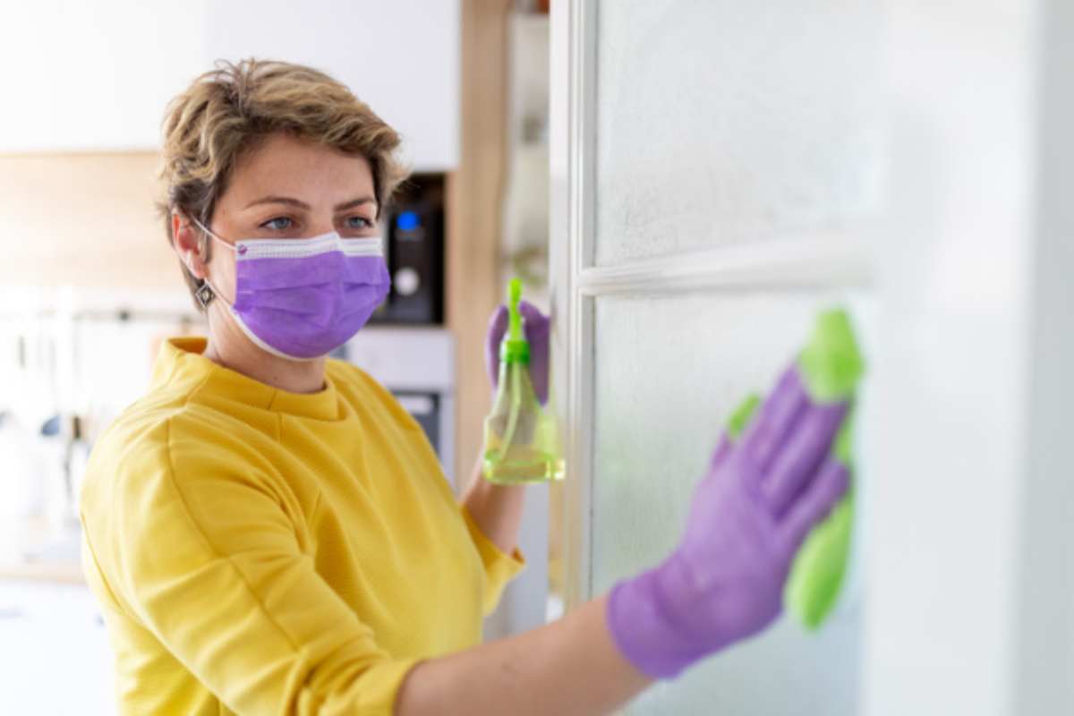 Ne aggiungo 3 cucchiai all'acqua e lavo le ante della cucina. Brillano per una settimana senza striature o polvere pulire le ante della cucina