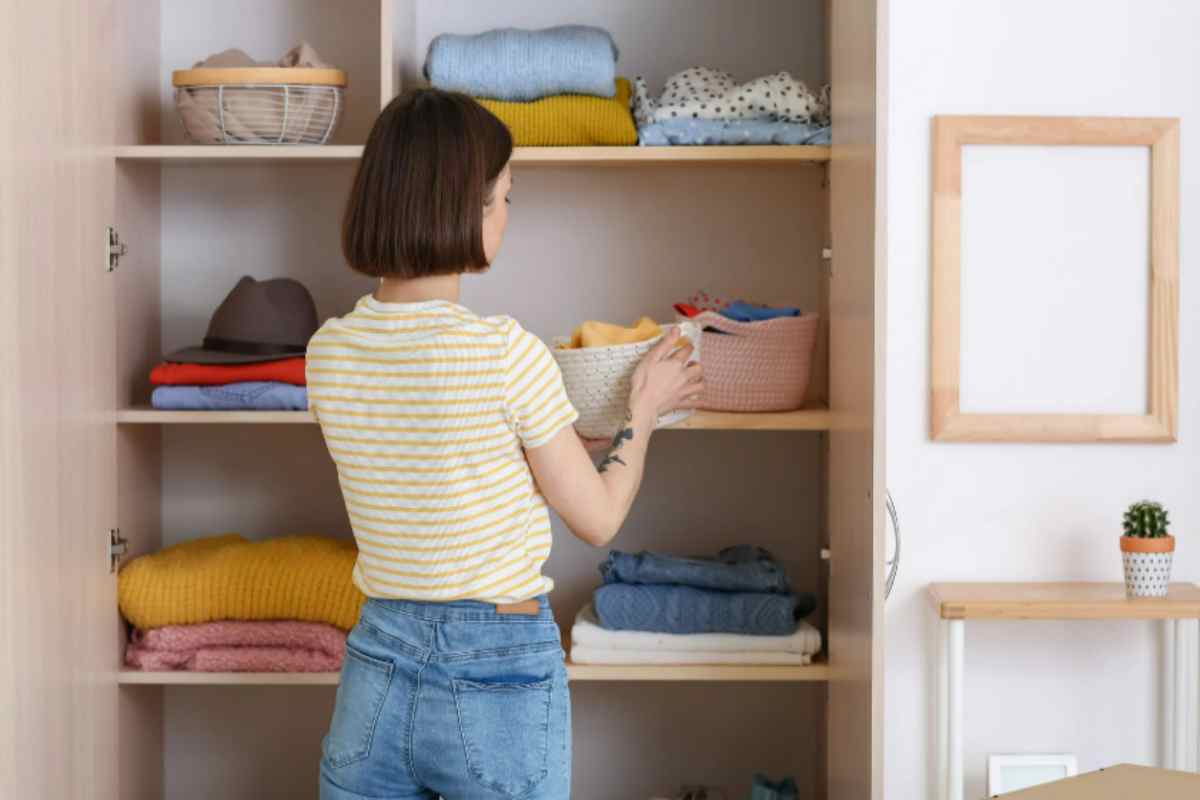 5 idee per lo styling del guardaroba e soluzioni organizzative che renderanno più facile il cambio di stagione donna organizza guardaroba