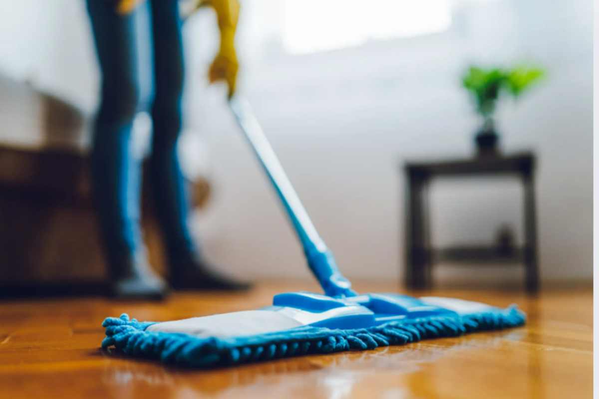 Il trucco da 5 euro che ti dimezza i costi per le pulizie di casa (e che nessuno ti dice) pulizie casa