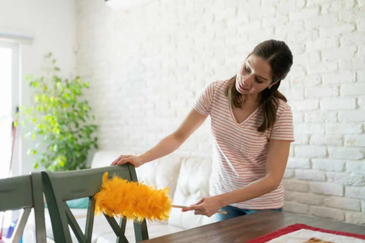 Hai vergogna di invitare amici a casa? Non sei sola: ecco i 3 trucchi per un ordine lampo che nessuno noterà spolverare casa