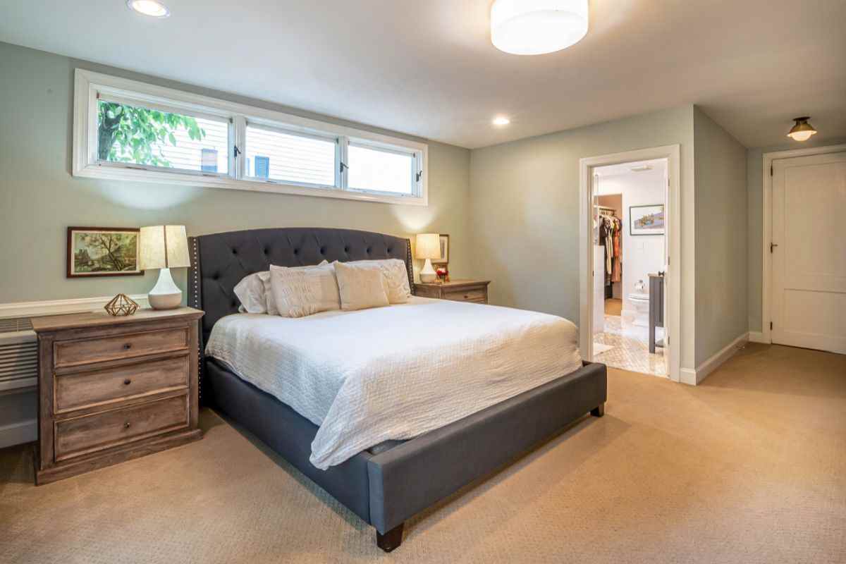 Come far sembrare la camera da letto più grande e lussuosa con un solo oggetto: il trucco dello specchio a figura intera camera da letto piccola