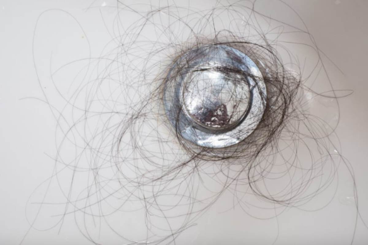 Addio tubature intasate: usa questo semplice trucco casalingo per pulire gli scarichi del lavandino e del lavello in pochi minuti capelli nel lavandino