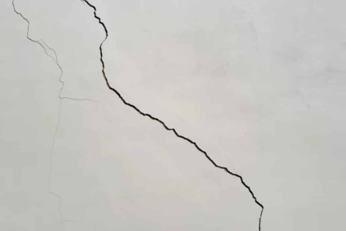 Evita di chiamare il muratore, scopri i 3 semplici passaggi per riparare le crepe nel muro con soli 5 euro casa crepa nel muro