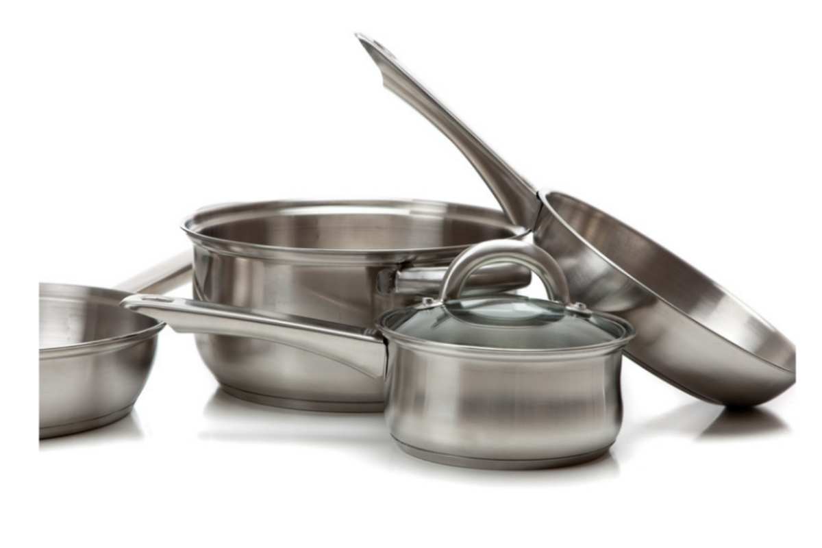 Ho smesso di comprare detersivi costosi: le mie pentole di alluminio brillano con 3 ingredienti che tutti abbiamo in casa pentole di alluminio