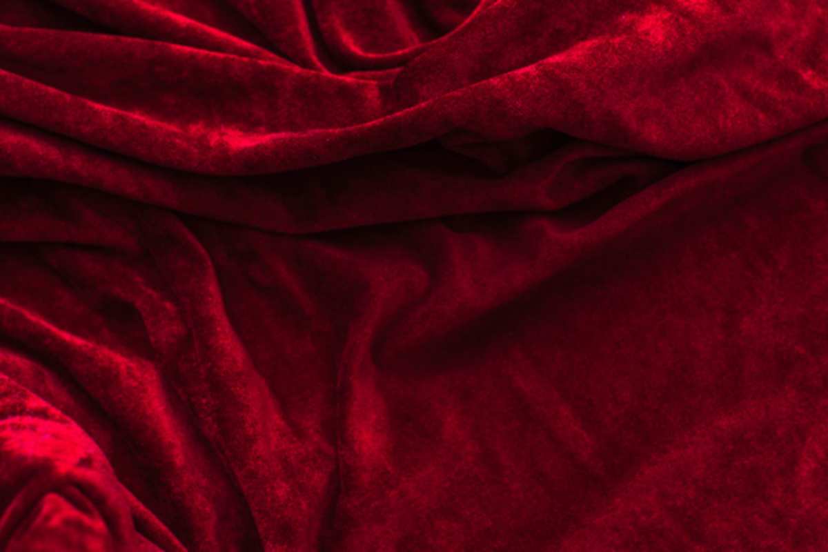 L'errore che rende il tuo soggiorno freddo: 3 tessuti strategici per rendere la casa accogliente e senza spendere una fortuna coperta velluto rossa