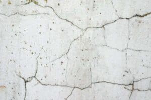 Evita di chiamare il muratore, scopri i 3 semplici passaggi per riparare le crepe nel muro con soli 5 euro crepa nel muro