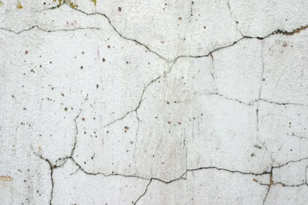 Evita di chiamare il muratore, scopri i 3 semplici passaggi per riparare le crepe nel muro con soli 5 euro crepa nel muro