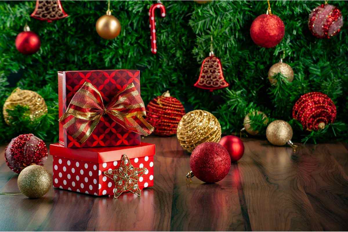 Addio rosso e verde a Natale: quali saranno i colori di tendenza nel 2025 decorazioni Natale rosso e verde