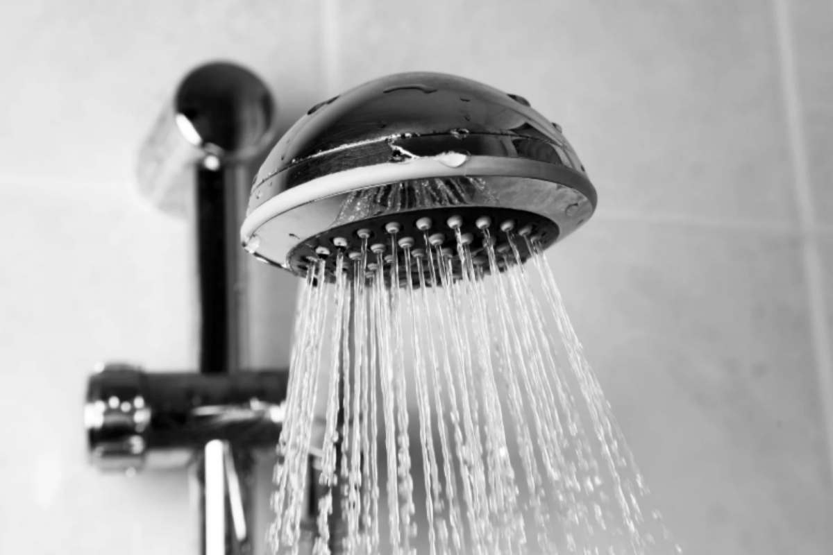 Addio calcare dalla doccia: il trucco della nonna con 1 ingrediente che ti costa 50 centesimi doccia acqua