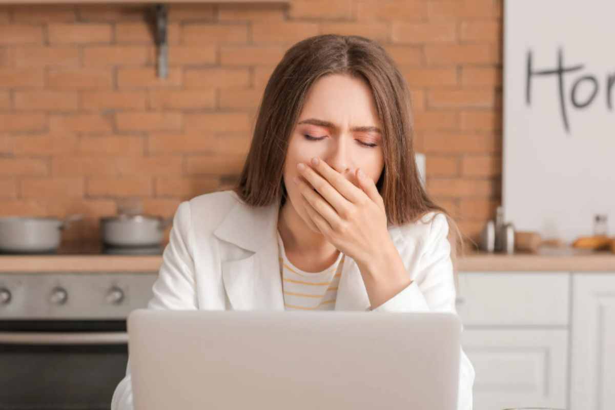 Evita il colore sbagliato: il designer svela i 5 errori che ti rubano il 30% dell'energia contro la stanchezza autunnale donna stanchezza autunnlae