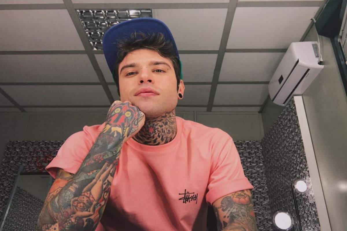 Tutti parlano dei divani, ma a casa di Fedez l'oggetto che vale una fortuna è un Lego: il prezzo è folle Fedez