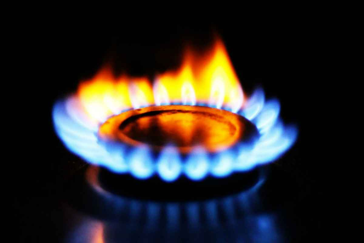 La fiamma del fornello non è blu? Il trucco semplice che ti fa risparmiare il 20% sul gas fiamma del fornello non blu