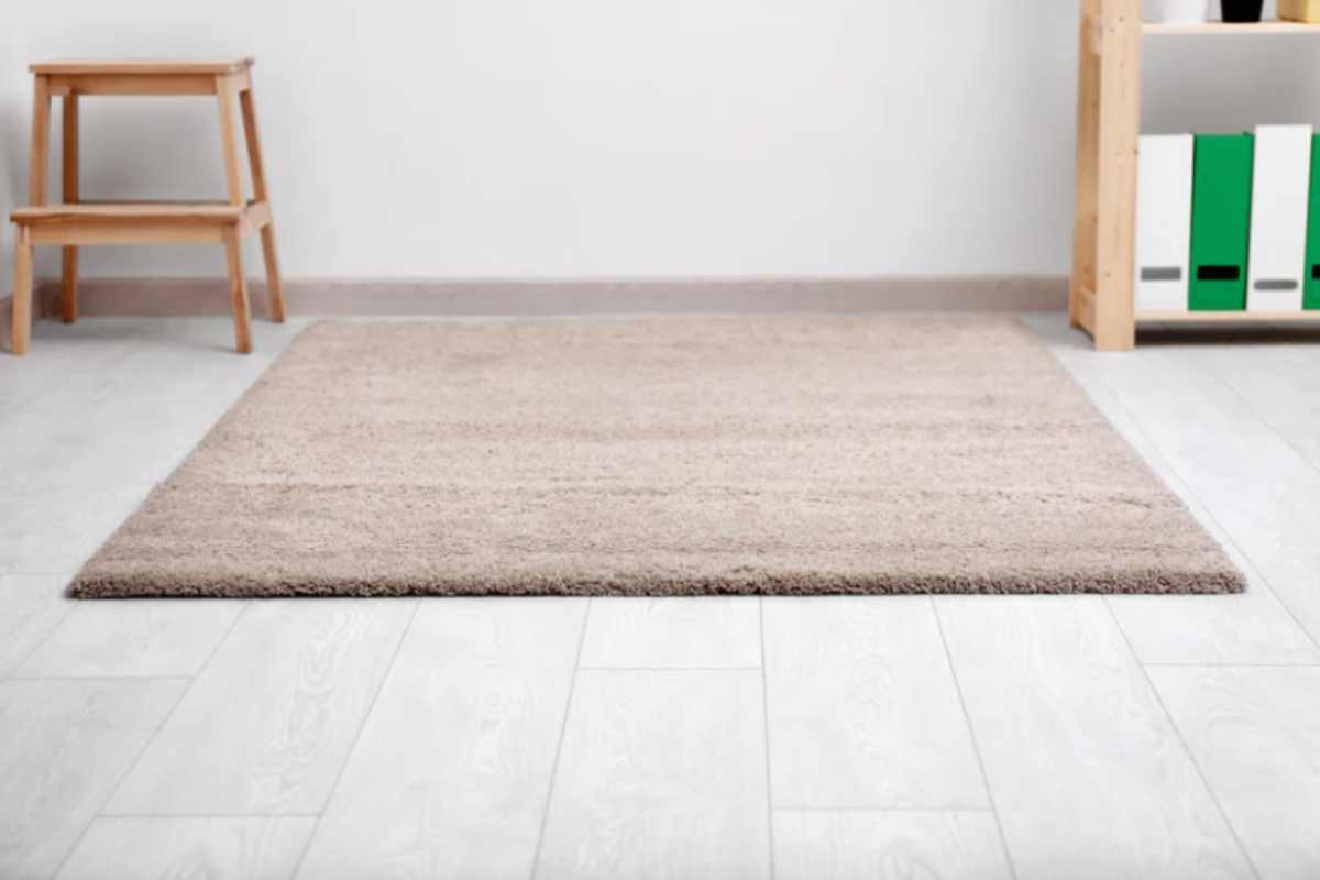 Il tuo ingresso sembra freddo e anonimo? I 3 tocchi da interior designer per trasformarlo in un caldo benvenuto autunnale interno casa tappeto
