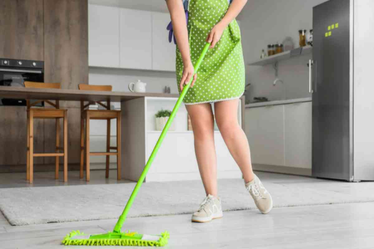 Non lavare i pavimenti a quest'ora: i 3 motivi per cui la fisica ti consiglia di aspettare domattina lavare i pavimenti