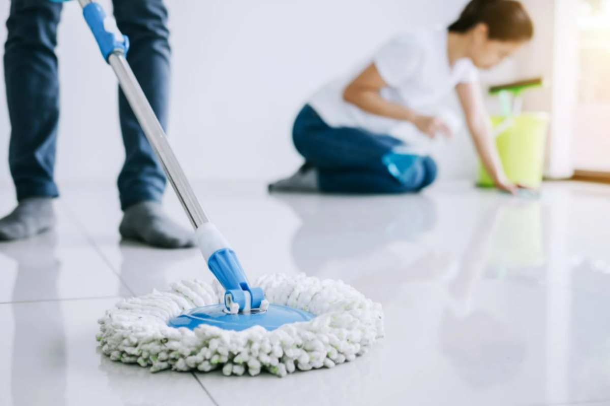 Non lavare i pavimenti a quest'ora: i 3 motivi per cui la fisica ti consiglia di aspettare domattina lavaggio pavimenti