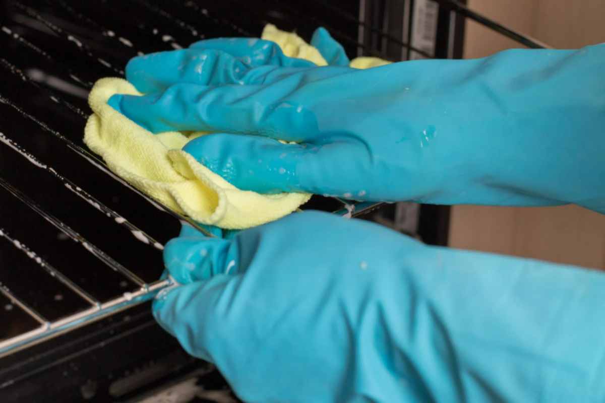 pulire forno incrostato