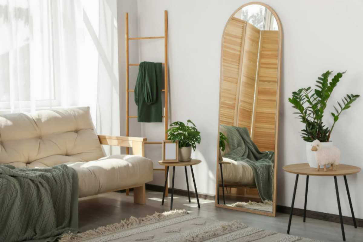 Le giornate si accorciano e la casa sembra più buia? I 3 trucchi da interior designer per 'catturare' la luce autunnale salotto con specchio