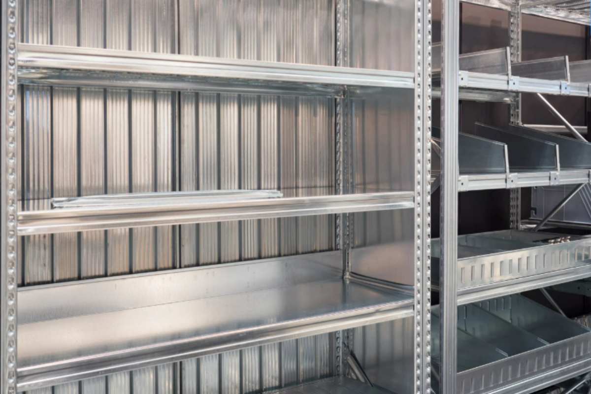 Addio agli armadi tradizionali: la nuova tendenza più economica punta sulla praticità scaffali in metallo in casa
