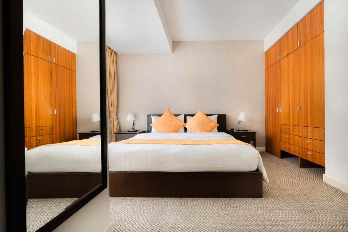 Come far sembrare la camera da letto più grande e lussuosa con un solo oggetto: il trucco dello specchio a figura intera specchio camera da letto