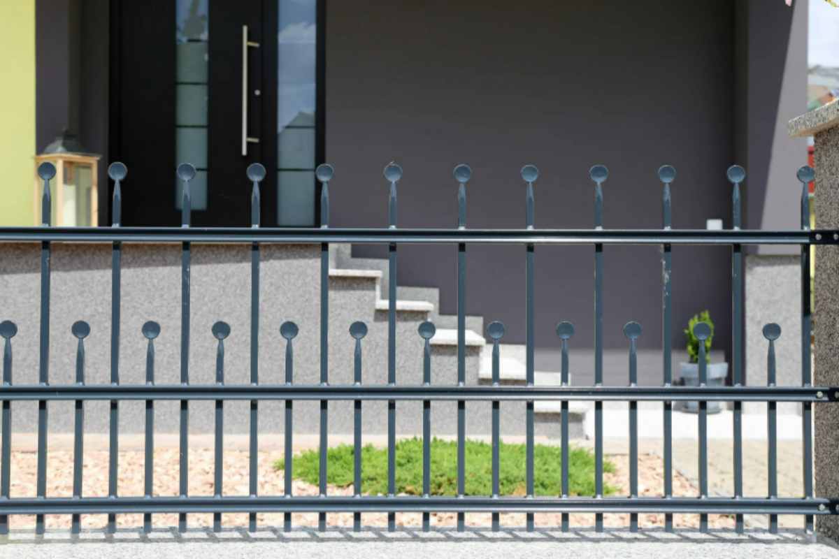 Addio alle inferriate: la tendenza moderna che sostituisce le sbarre davanti alla casa con sicurezza e stile moderno casa inferriate