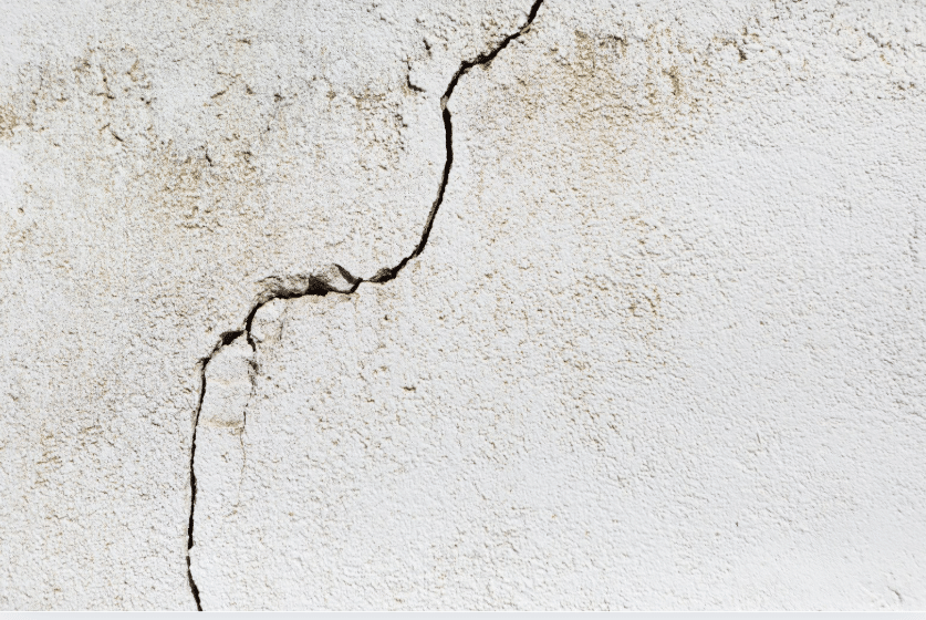 Il trucco veloce dei muratori per eliminare una crepa sul muro senza grandi lavori crepa sul muro