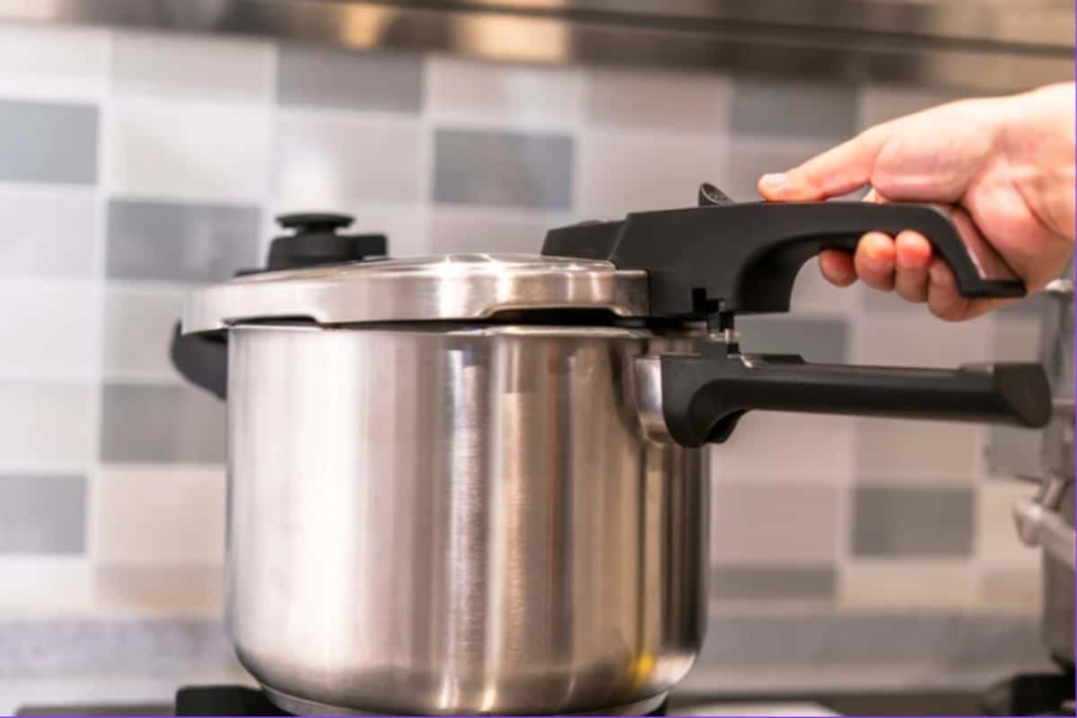 Risparmio in bolletta con la pentola a pressione? Schettini ci spiega i 3 motivi per cui la fisica ha già risposto cucina pentola a pressione