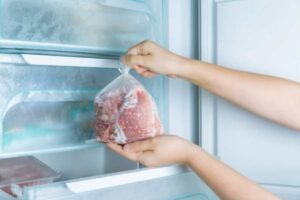 L'errore da non fare mai scongelando i cibi: Schettini ci spiega con la fisica perché la salute è a rischio. errore scongelare cibi