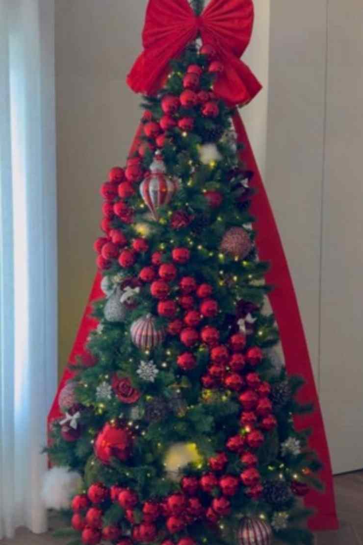 L'albero di Natale di Giorgia Palmas e Filippo Magnini è all'insegna della tradizione: le idee da copiare albero natale palmas magnini 9 12 2025 casadistile.it
