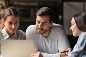 Il mutuo è un peso per molti, ma sai che puoi risparmiare sulla rata? Esiste un trucco ideale per chi è in difficoltà e vuole togliersi un peso coppia in banca per mutuo
