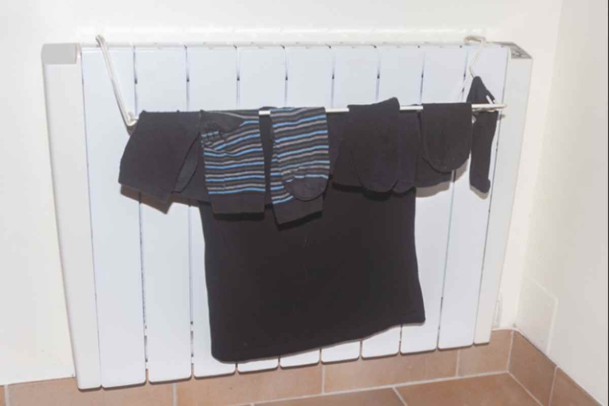 Asciugare il bucato in casa o sul termosifone, se lo fai rischi grosso: le conseguenze da non sottovalutare bucato sul termosifone