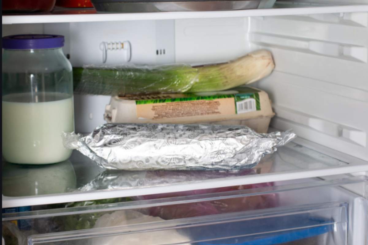 Metti sempre la carta stagnola nel frigo? Niente di più sbagliato, ecco il perché cibo avvolto nel'alluminio in frigo