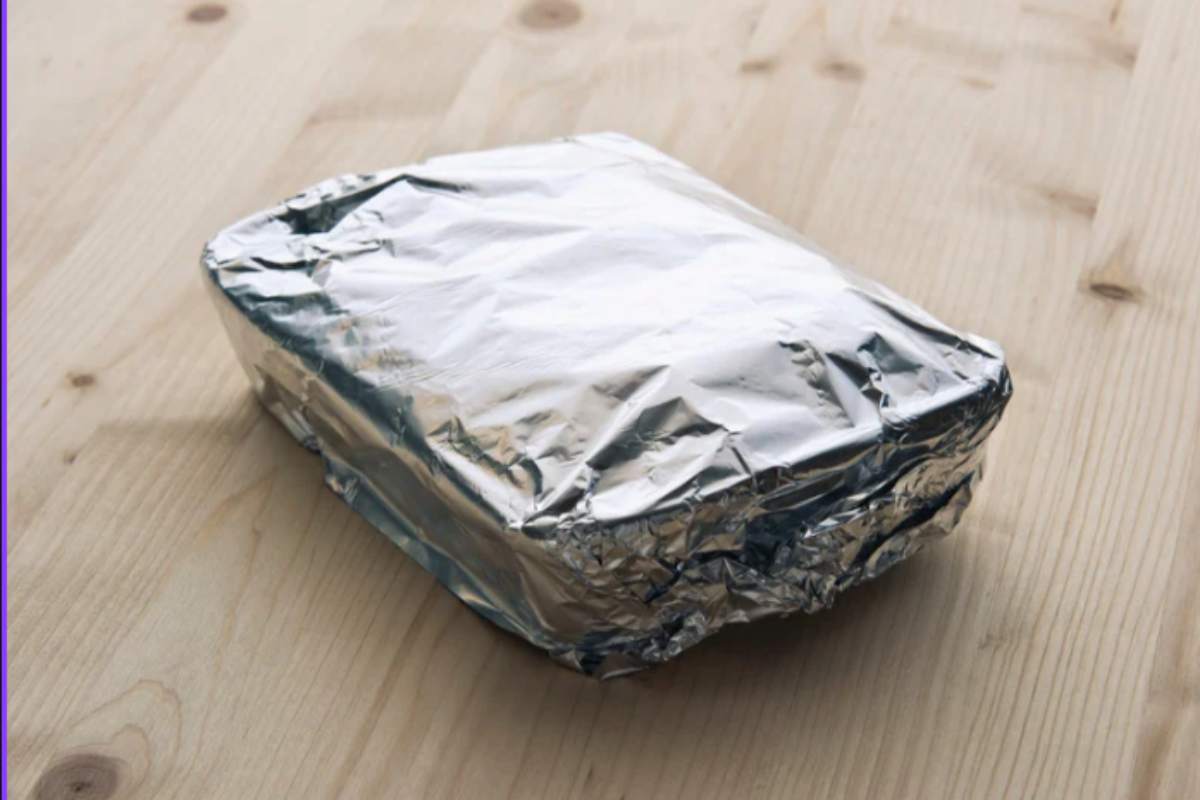 Metti sempre la carta stagnola nel frigo? Niente di più sbagliato, ecco il perché cibo conservazione carta stagnola