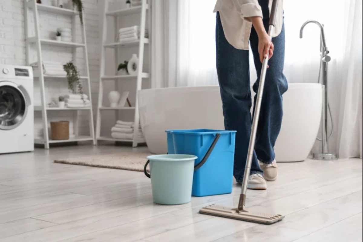 Lavo i pavimenti con cura, ma restano aloni: è tutta colpa dell'acqua. Il trucco da adottare per avere un ottimo risultato donna lava pavimenti