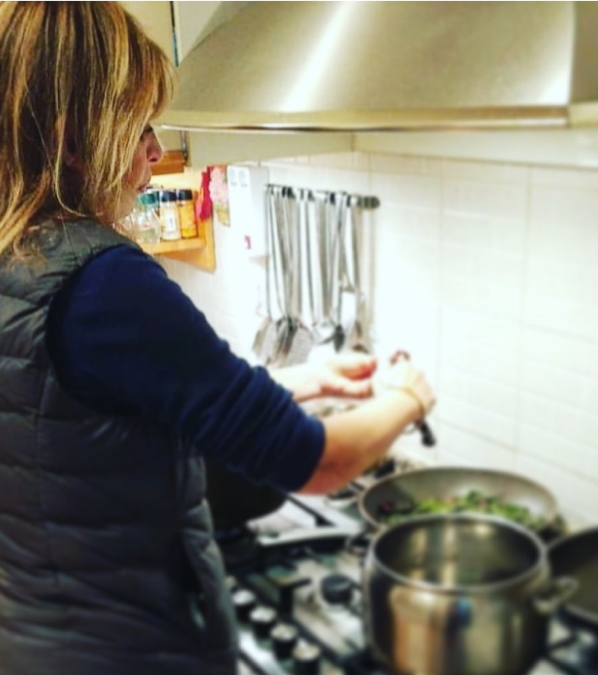 Alessandra Mussolini, la casa a Roma in zona Nomentano: il salone con divano rosso, la cucina in acciaio e i dettagli di design alessandra mussolini cucina 21 9 2026 casadistile.it