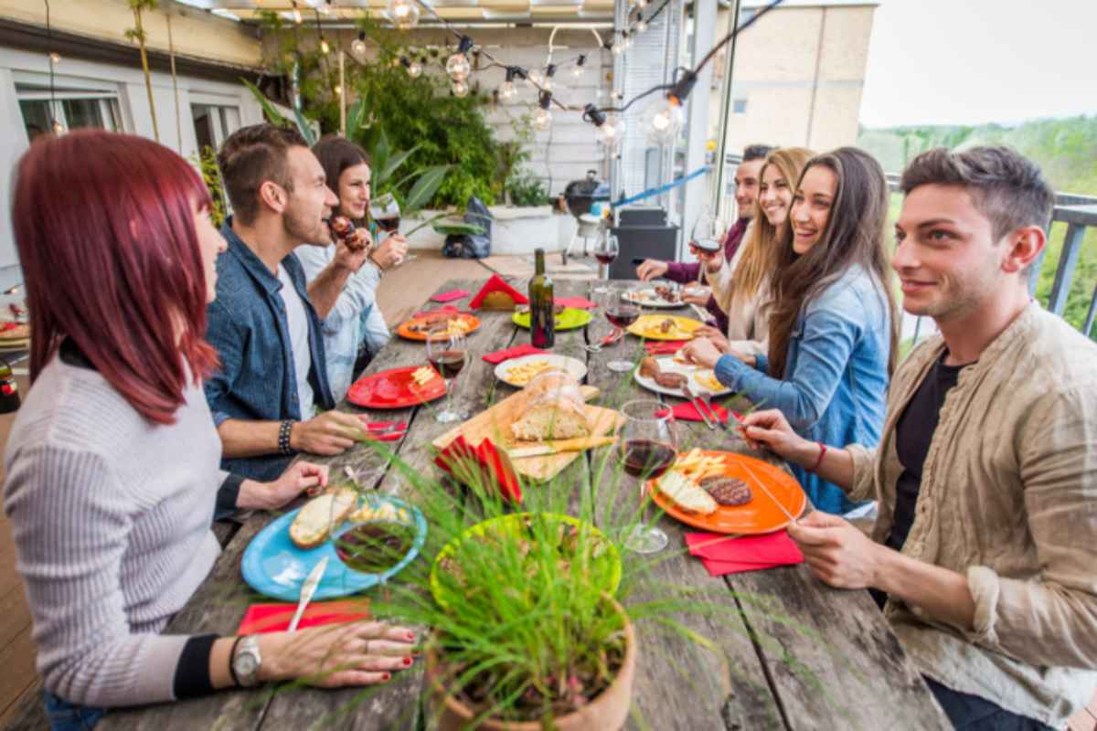 Pranzo del 1° maggio in balcone: i 5 trucchi che rendono la tavola da rivista pranzo sul balcone