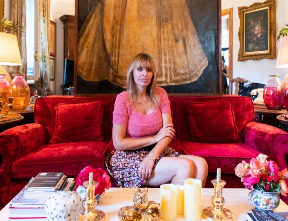 Alessandra Mussolini, la casa a Roma in zona Nomentano: il salone con divano rosso, la cucina in acciaio e i dettagli di design casa alessandra mussolini divano 21 9 2026 casadistile.it