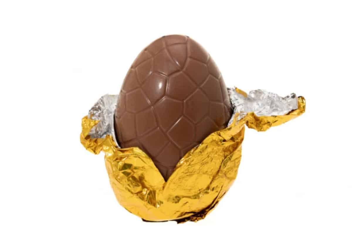Hai ricevuto l'uovo di Pasqua? Attenzione a quello che fai, ecco dove buttare la carta dopo averlo mangiato uovo di Pasqua