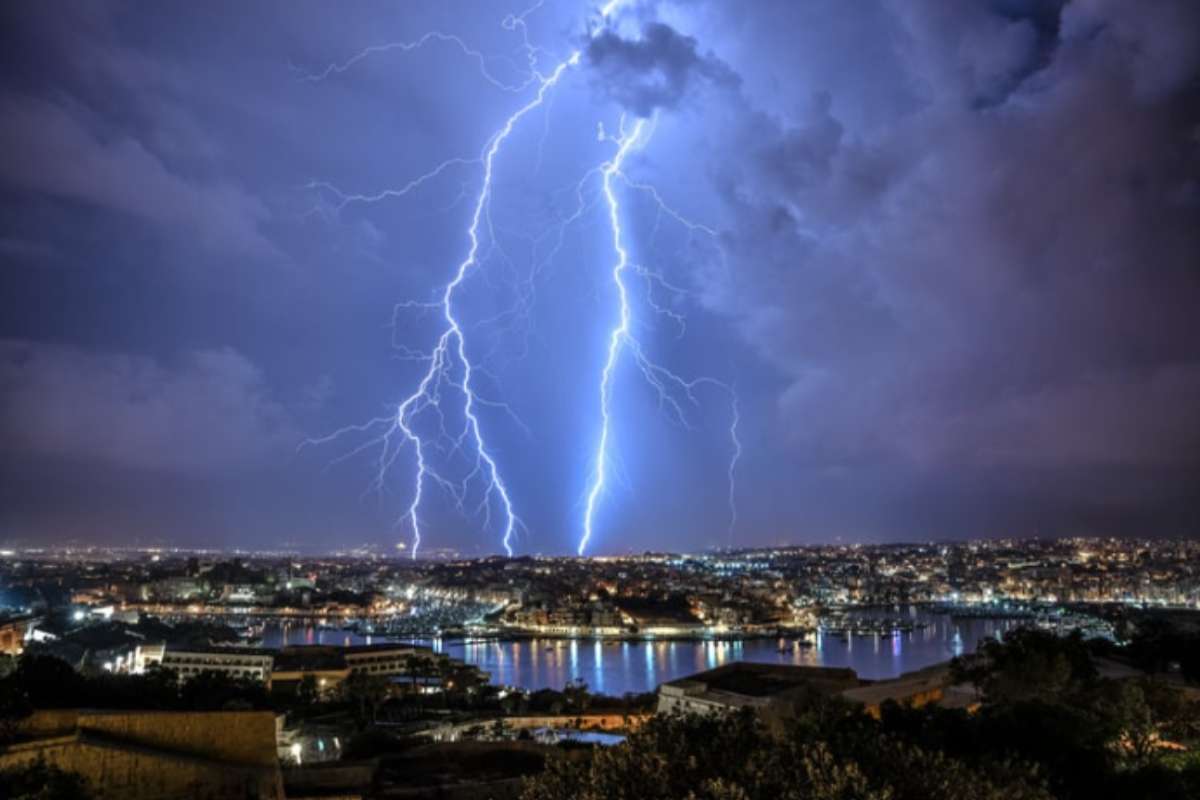 Temporale in arrivo, pericolo da non sottovalutare: i 5 errori da non fare per essere al sicuro in casa città temporale