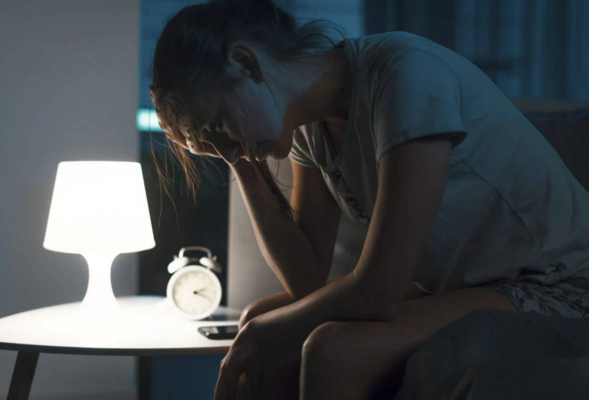 L'insonnia ti tormenta e sei sempre stanco? Non servono i sonniferi, cambia la tua camera da letto e risolvi donna con insonnia