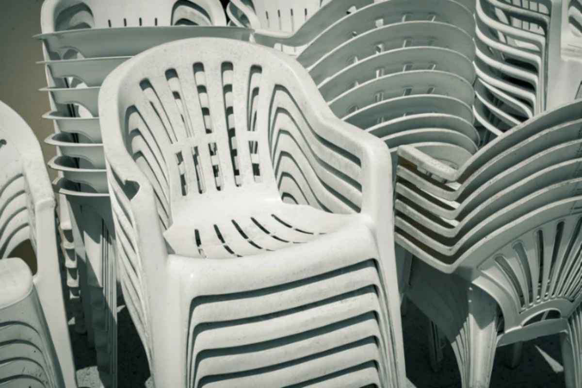 Ho messo le sedie da giardino al sole con un cucchiaio di questo, le plastiche ingiallite sono tornate bianche in un giorno sedie plastica ingiallite