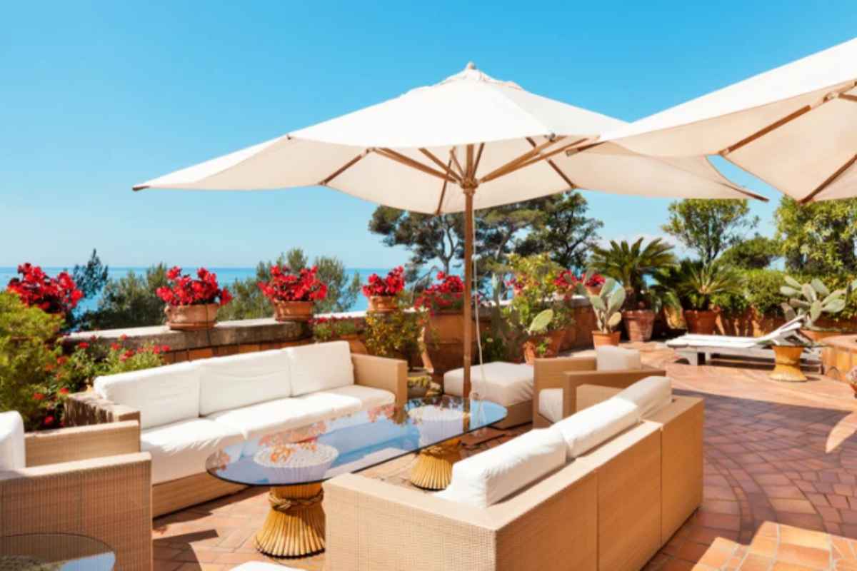 Addio parasol: il telo ombra che cambia il modo di vivere il balcone (e dove trovarlo a meno di 30 euro) addio balcone parasol