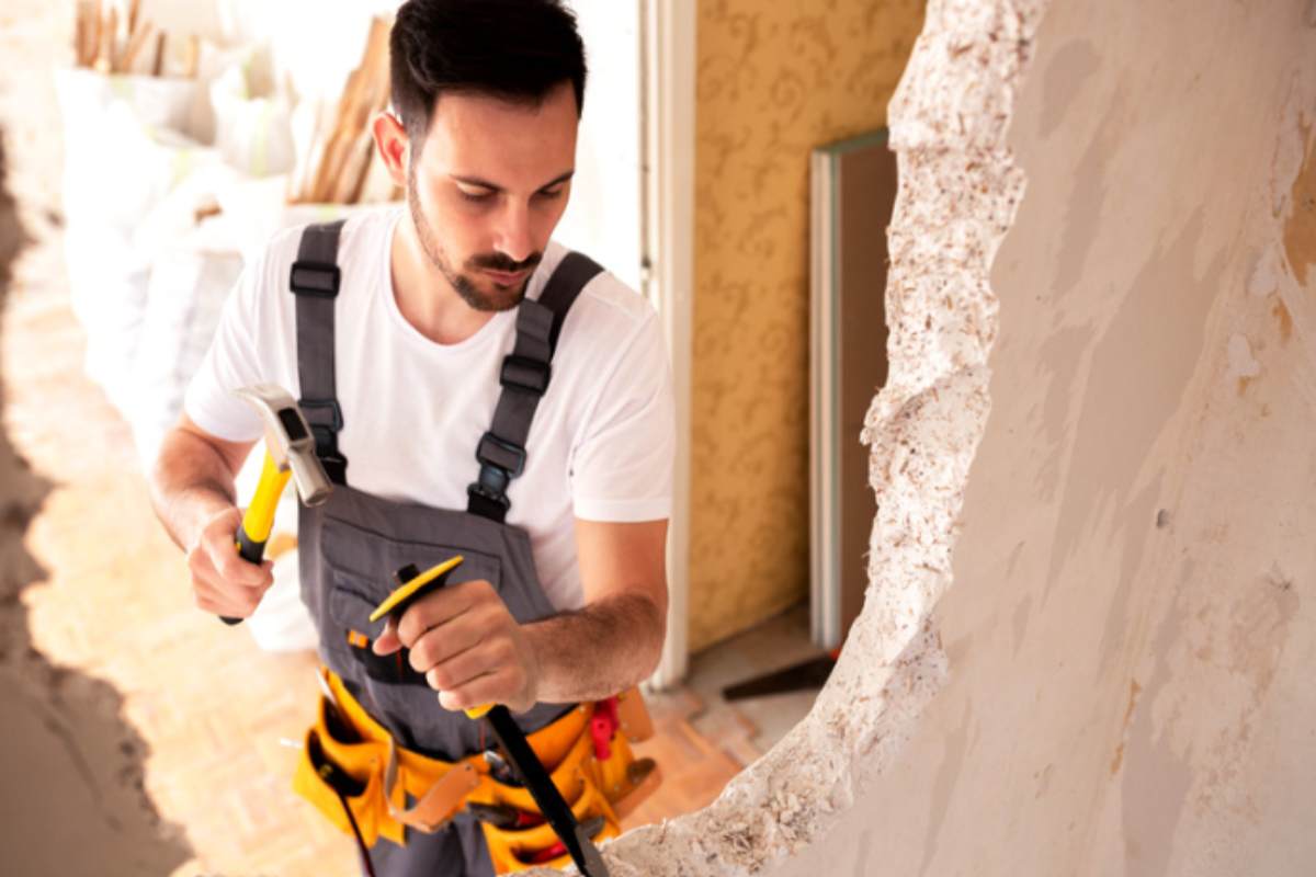 Tirare un tramezzo in casa: l'architetta avvisa sui rischi (e cosa fare per evitarli), le 10 cose da fare prima di procedere tirare giù tramezzo