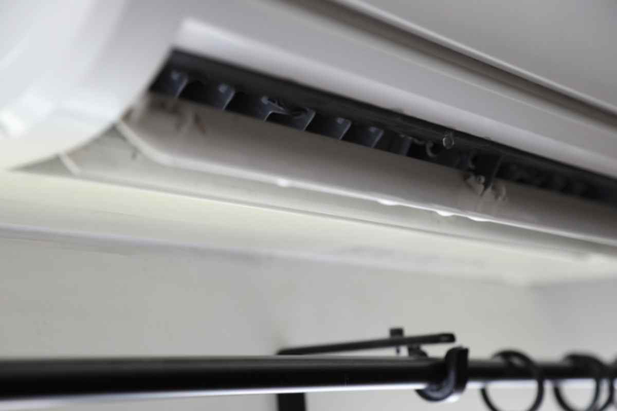 Il condizionatore gocciola dentro casa invece che fuori: il punto nascosto da controllare prima di chiamare il tecnico climatizzatore perde 30 5 2026 casadistile.it