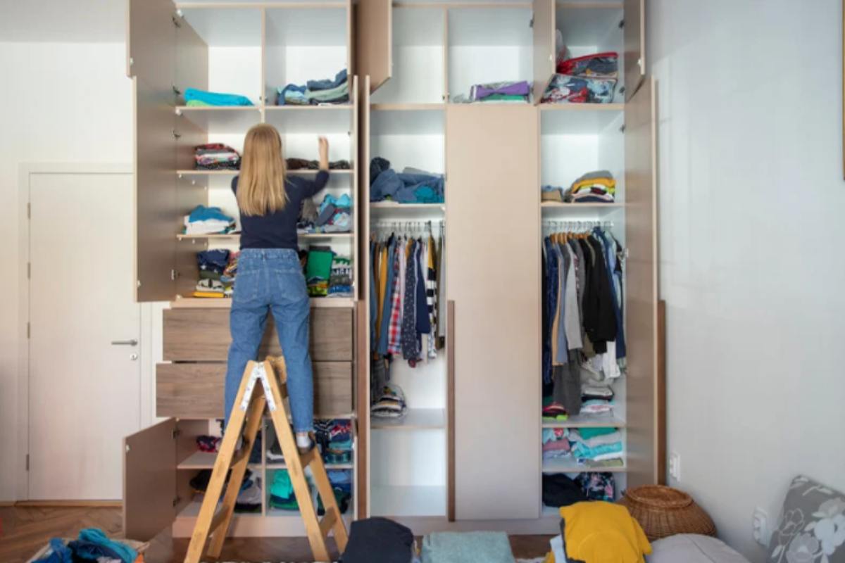 Decluttering primaverile: il metodo dolce per alleggerire la casa (senza buttare tutto)utto decluttering primaverile casa