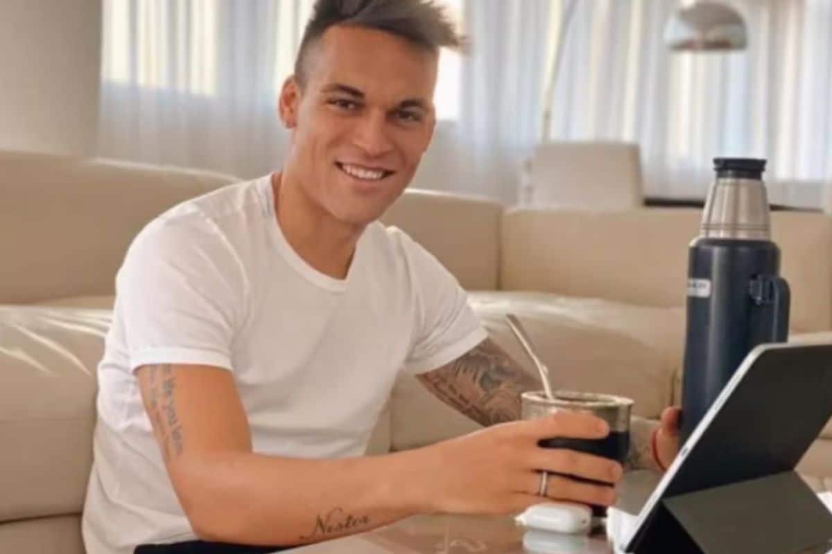 Lautaro Martinez, la sua casa a Milano: un attico extra lusso a CityLife con terrazza enorme Lautaro Martinez salotto