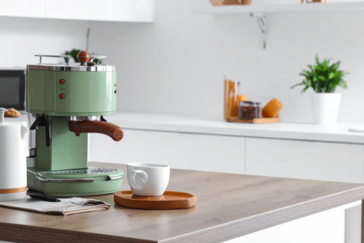 Bassetti: 'Nella macchina del caffè non c'è solo calcare, ci sono batteri e muffe'. Ecco come pulirla davvero macchina del caffè